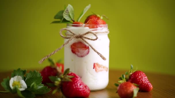 Söt hemlagad yoghurt med mogna färska jordgubbar i en burk — Stockvideo