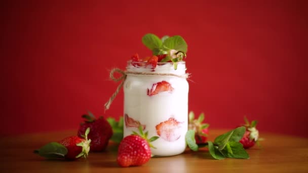 Söt hemlagad yoghurt med mogna färska jordgubbar i en burk — Stockvideo