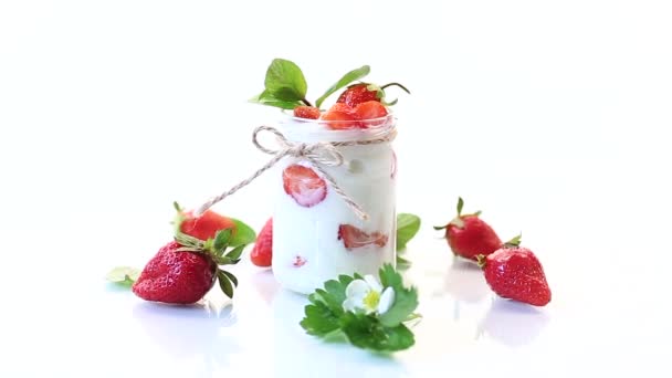 Γλυκό σπιτικό γιαούρτι με ώριμες φρέσκες φράουλες σε βάζο — Αρχείο Βίντεο