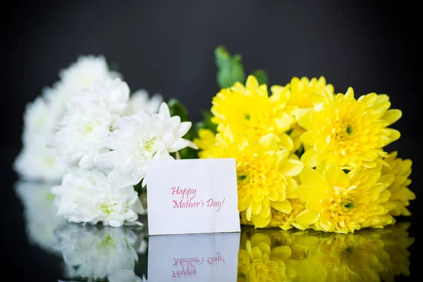 Boeket Van Witte Chrysanten Met Een Wenskaart Voor Mama Een — Stockfoto