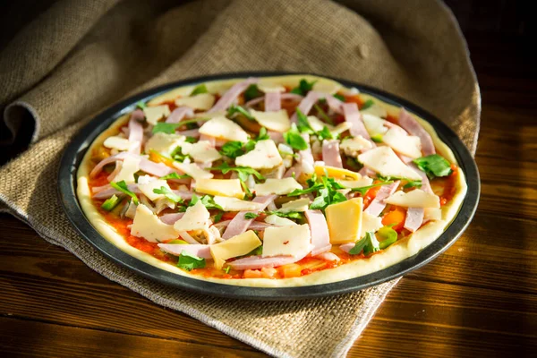 Pizza Crua Com Enchimento Variado Uma Forma Metálica Uma Mesa — Fotografia de Stock