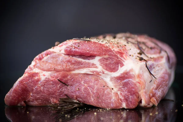 Carne Porco Pedaço Carne Crua Com Especiarias Alecrim Fundo Preto — Fotografia de Stock