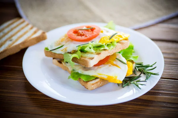 Gebratene Toasts Mit Salat Tomate Einem Teller Auf Einem Holztisch — Stockfoto