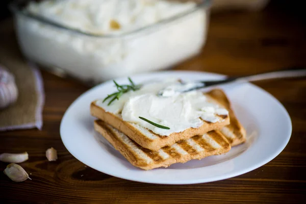 Pain Grillé Frit Avec Garniture Ail Sur Une Table Bois — Photo