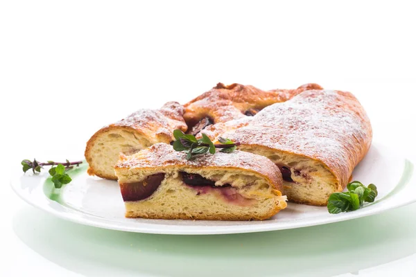 Pastel Ciruela Casero Horneado Dulce Con Azúcar Glaseado Sobre Fondo — Foto de Stock