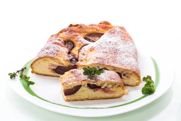 Pastel Ciruela Casero Horneado Dulce Con Azúcar Glaseado Sobre Fondo — Foto de Stock