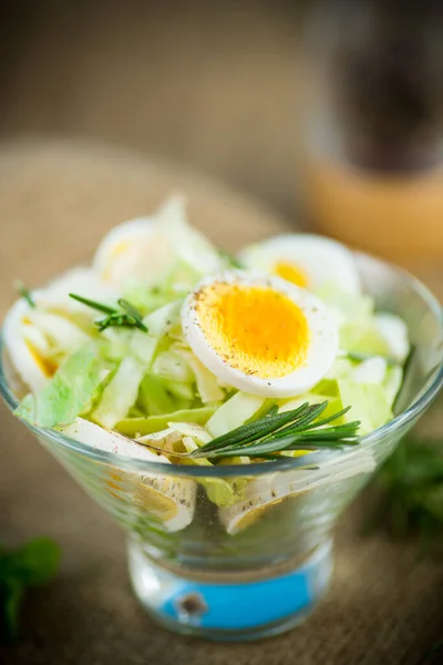 Verse Voorjaarsalade Met Kool Sla Gekookte Eieren Met Rozemarijn Specerijen — Stockfoto