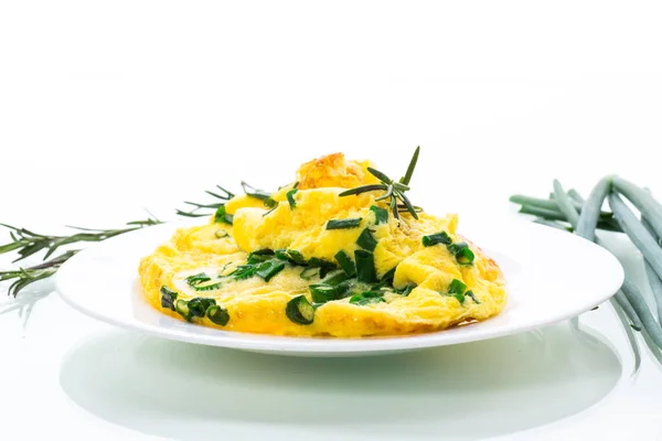 Omelete Quente Frito Com Cebola Verde Picada Uma Placa Isolada — Fotografia de Stock