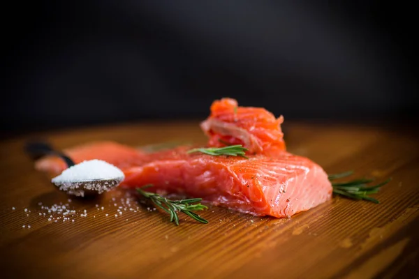 フォークの上の塩辛い赤魚のスライス 木製の背景 — ストック写真