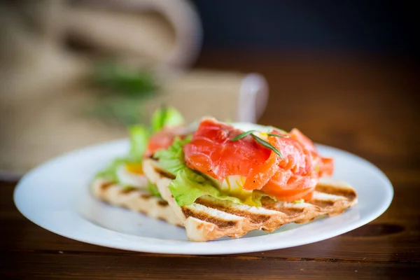 Fried Bread Toast Salad Leaves Salted Red Fish Wooden Table — Stock Photo, Image