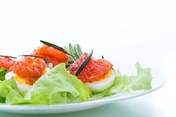 Gekookte Eieren Met Gezouten Rode Vis Saladebladeren Een Witte Achtergrond — Stockfoto