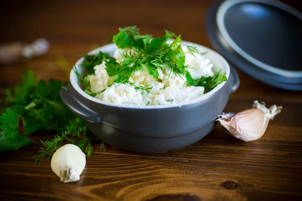 Queijo Cottage Caseiro Salgado Com Alho Ervas Uma Tigela Uma — Fotografia de Stock