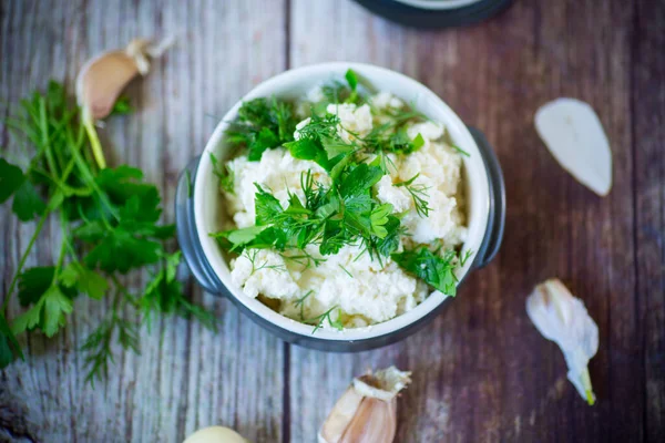 Queso Cottage Casero Salado Con Ajo Hierbas Tazón Sobre Una —  Fotos de Stock