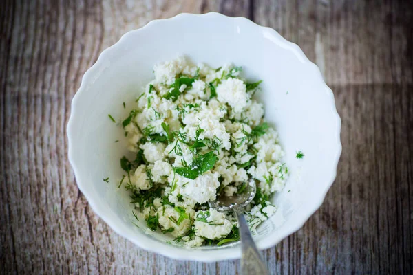 Gesalzener Hausgemachter Quark Mit Knoblauch Und Kräutern Einer Schüssel Auf — Stockfoto