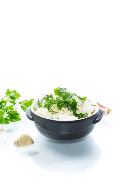 用大蒜和香草腌制的家庭自制奶酪放在一个从白色背景分离出来的碗里 — 图库照片