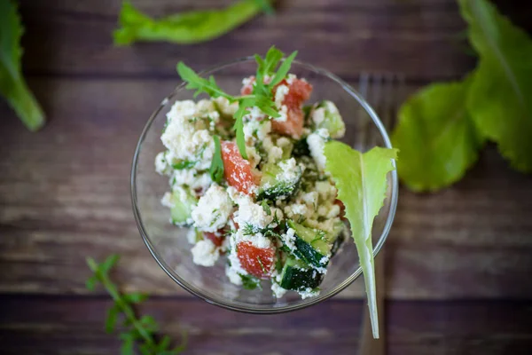 Insalata Ricotta Fresca Con Cetrioli Pomodori Con Erbe Aromatiche Una — Foto Stock