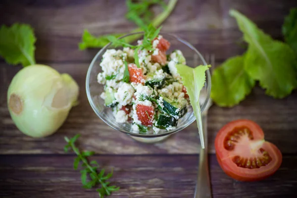 Verse Cottage Kaassalade Met Komkommers Tomaten Met Kruiden Een Kom — Stockfoto