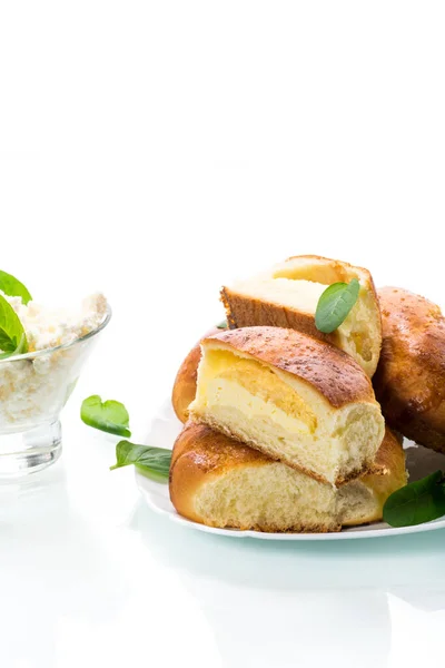 Bolos Cozidos Caseiros Doces Com Queijo Cottage Isolado Fundo Branco — Fotografia de Stock