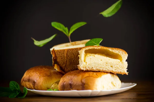 Bolos Cozidos Caseiros Doces Com Queijo Cottage Uma Mesa Madeira — Fotografia de Stock