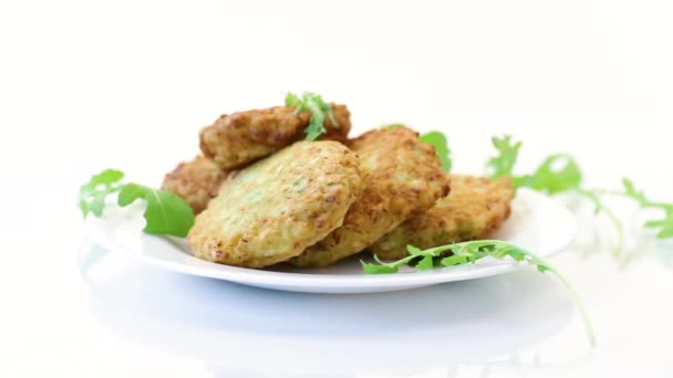 Frittelle di cavolo fritte vegetariane vegetali in un piatto — Video Stock