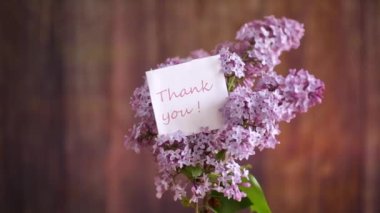 Masanın üzerinde güzel bahar çiçekleri var.