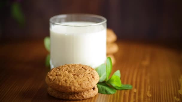 Haferflocken-Kekse mit einem Glas frischer Milch zum Frühstück — Stockvideo