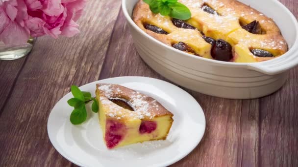 Cazuela casera dulce con frutas dentro en un plato — Vídeos de Stock