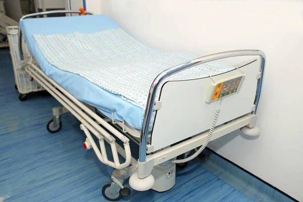 集中治療室で空のベッド — ストック写真