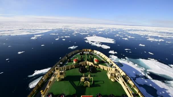 Brise-glace dans la glace — Video