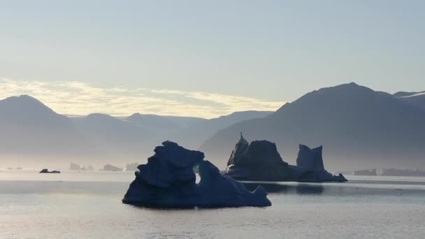 Seglen genom havsisen i Arktis — Stockvideo