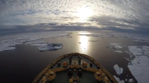 Rompehielos en el hielo — Vídeo de stock