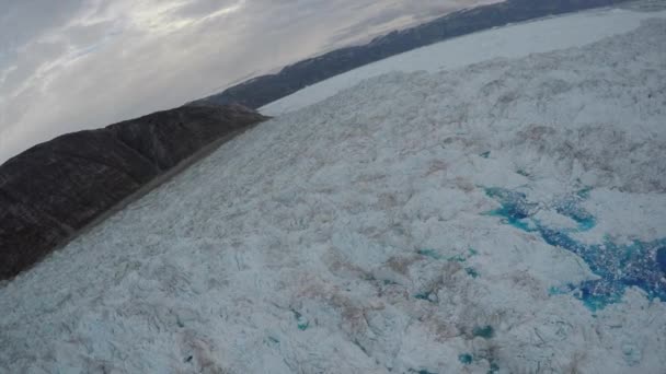 Luchtfoto van ijs gletsjer stroomt — Stockvideo