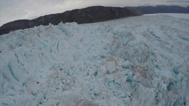 Vista aérea de los flujos de glaciares de hielo — Vídeo de stock