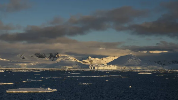 Ανταρκτική προβολή φόρμας στο πλοίο — Φωτογραφία Αρχείου