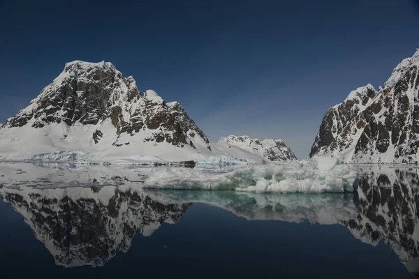 Antarktyda widok formularza statku — Zdjęcie stockowe