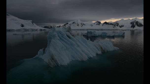 L'iceberg au lever du soleil en Antarctique — Video