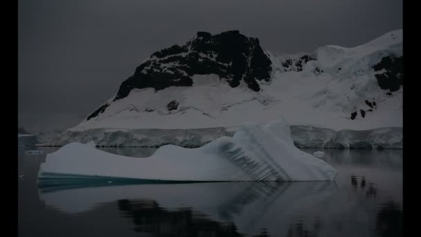 Uitzicht op bergen in zonsopgang op Antarctica — Stockvideo