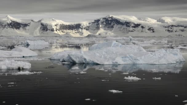 Vista de la montaña en la Antártida — Vídeo de stock