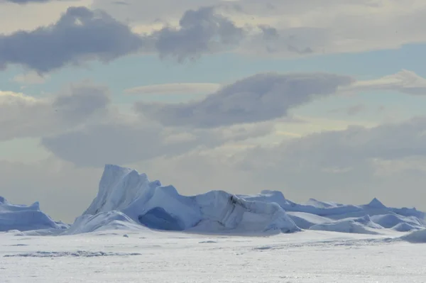 Bela vista de icebergs na Antártida de Snow Hill — Fotografia de Stock