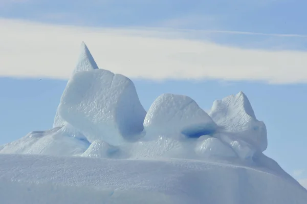 Schöne Aussicht auf Eisberge im Schnee Hügel Antarktis — Stockfoto