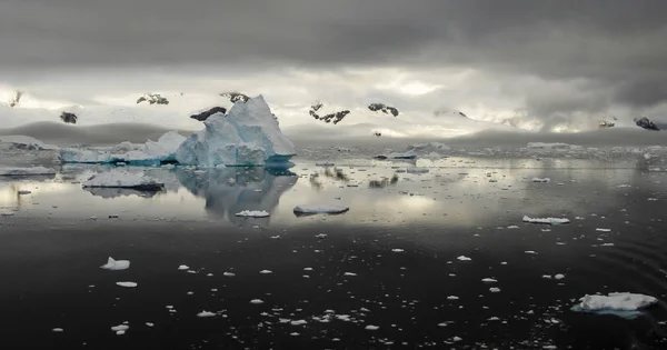 Mountain view in Antarctica — Stock Photo, Image