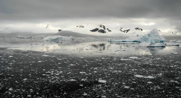 Vue sur la montagne en Antarctique — Photo