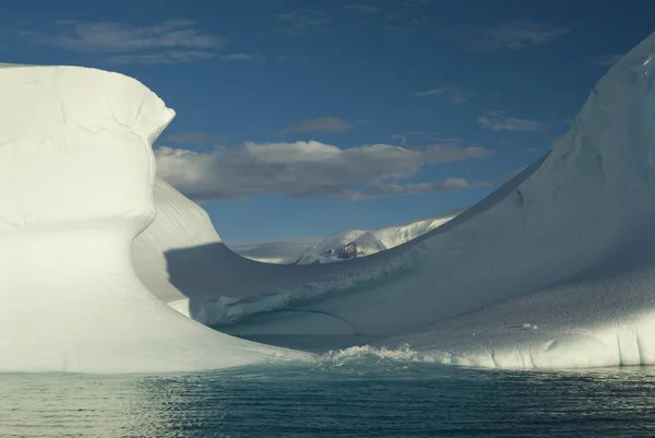 Bella vista degli iceberg in Antartide — Foto Stock