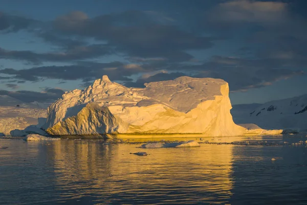 Beautiful view of icebergs in Antarctica — Stock Photo, Image