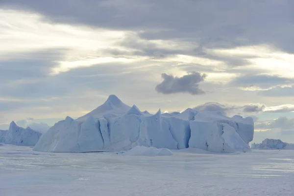 Prachtig uitzicht op de ijsbergen in Snow Hill Antarctica — Stockfoto