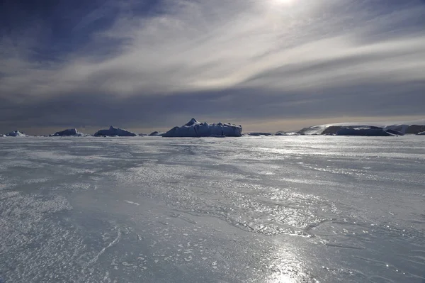 Schöne Aussicht auf Eisberge im Schnee Hügel Antarktis — Stockfoto