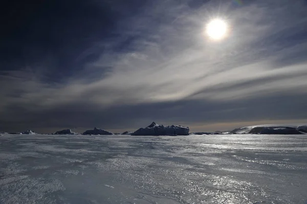 Schöne Aussicht auf Eisberge im Schnee Hügel Antarktis — Stockfoto