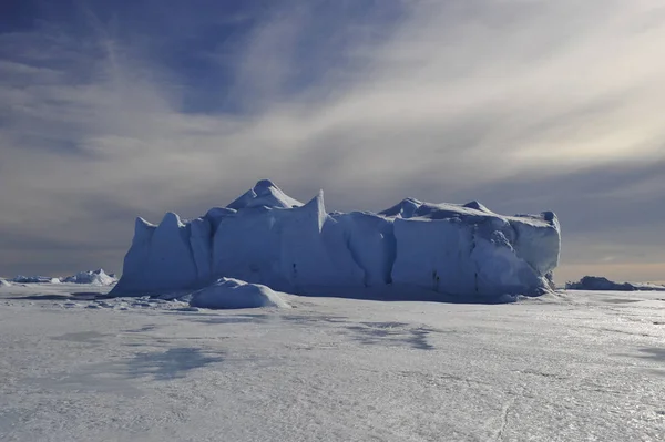 Schöne Aussicht auf Eisberge im Schnee Hügel Antarktis — Stockfoto