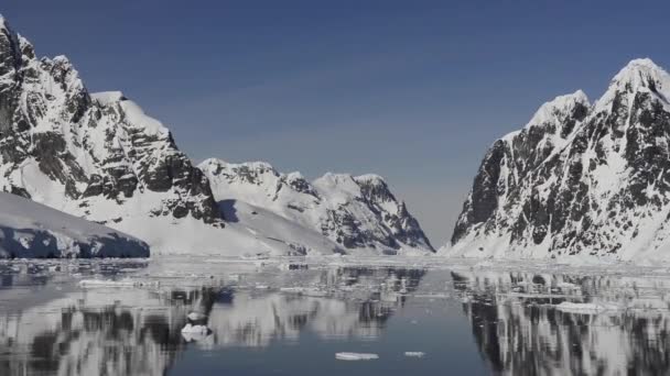 Vista de la montaña en la Antártida — Vídeos de Stock