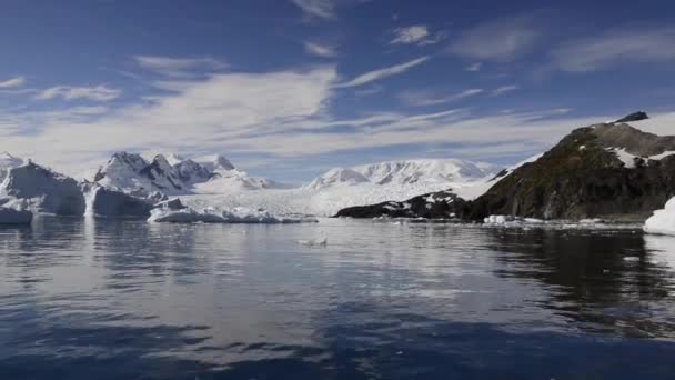 Вид на горы в Антарктиде — стоковое видео